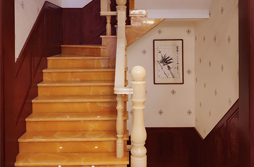 海陵中式别墅室内汉白玉石楼梯的定制安装装饰效果